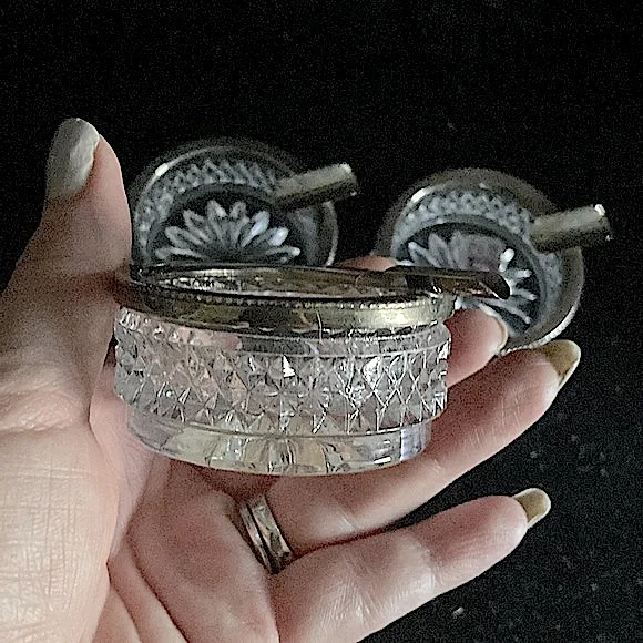 Antique French style crystal ashtray set (3) with hand (cigarette holder) & trim - Picture 8 of 15